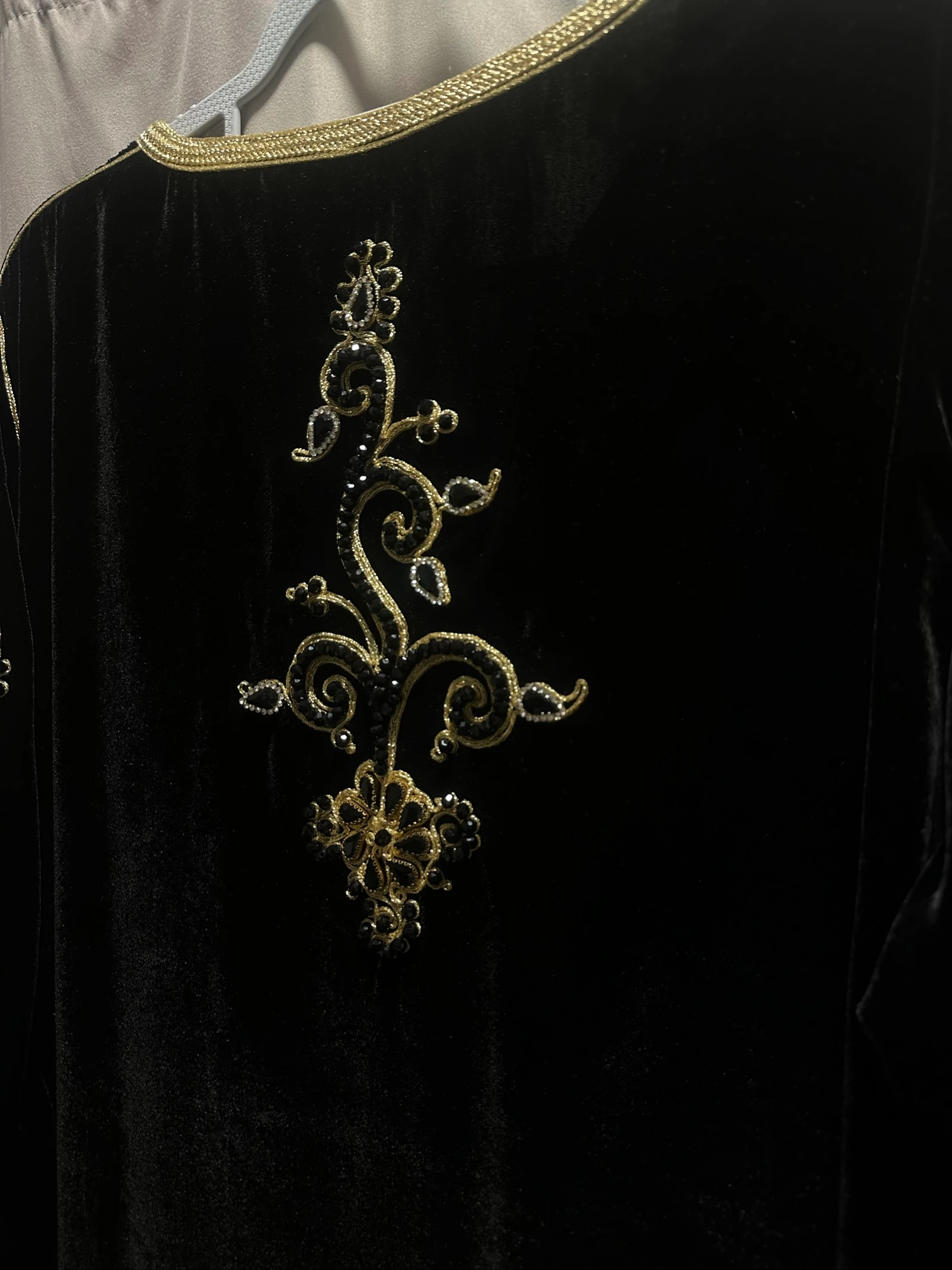 Zwarte en gouden caftan van fluweel – photo 6
